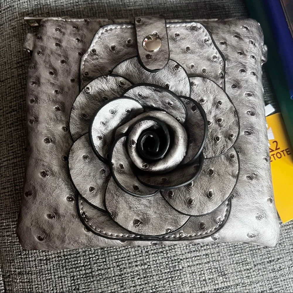 Gray/Silver flower bag - Crossbody - Picture 2 of 5
